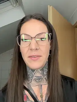 Snapshot of BrownieyQueen chatting on 11.07.25 BrownieyQueen online show from 11.07.25