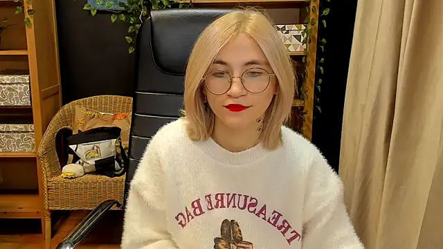 Snapshot of Moon13152 chatting on 12.05.24 Moon13152 online show from 12.05.24