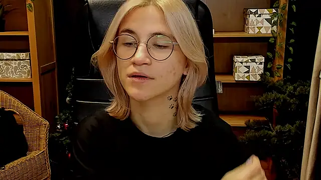 Snapshot of Moon13152 chatting on 12.12.24 Moon13152 online show from 12.12.24