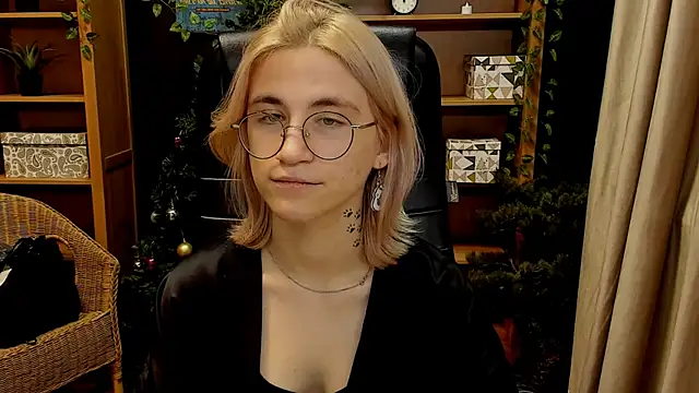 Snapshot of Moon13152 chatting on 12.12.24 Moon13152 online show from 12.12.24