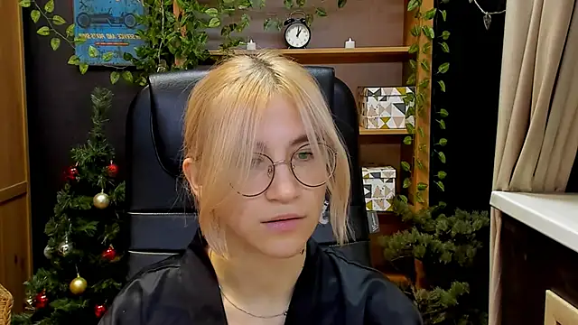 Snapshot of Moon13152 chatting on 12.18.24 Moon13152 online show from 12.18.24