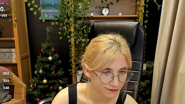 Snapshot of Moon13152 chatting on 12.22.24 Moon13152 online show from 12.22.24