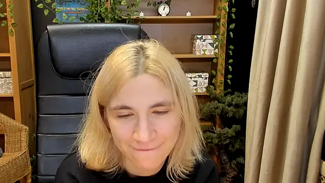Snapshot of Moon13152 chatting on 12.23.24 Moon13152 online show from 12.23.24
