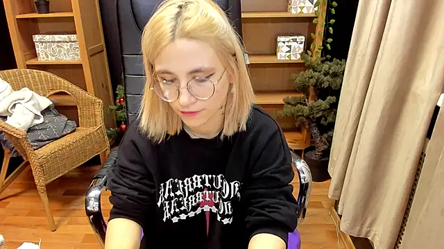 Snapshot of Moon13152 chatting on 12.24.24 Moon13152 online show from 12.24.24