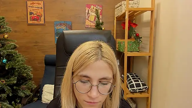 Snapshot of Moon13152 chatting on 12.25.24 Moon13152 online show from 12.25.24