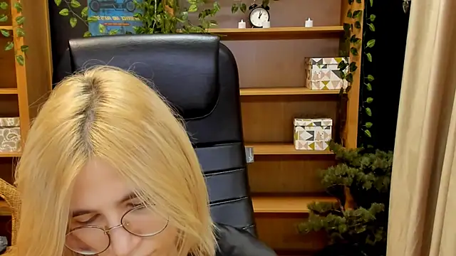 Snapshot of Moon13152 chatting on 12.26.24 Moon13152 online show from 12.26.24