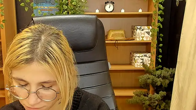Snapshot of Moon13152 chatting on 02.02.25 Moon13152 online show from 02.02.25