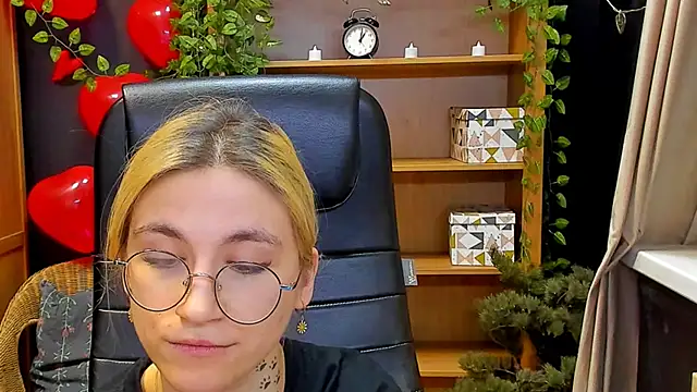 Snapshot of Moon13152 chatting on 02.24.25 Moon13152 online show from 02.24.25