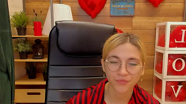 Snapshot of Moon13152 chatting on 02.25.25 Moon13152 online show from 02.25.25