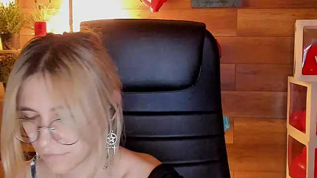 Snapshot of Moon13152 chatting on 03.09.25 Moon13152 online show from 03.09.25