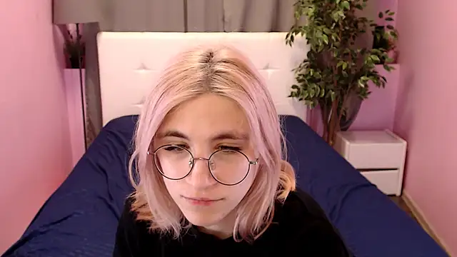 Snapshot of Moon13152 chatting on 03.22.25 Moon13152 online show from 03.22.25