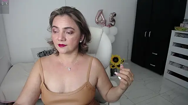 Chiraz hasnaa online show from 01.25.25