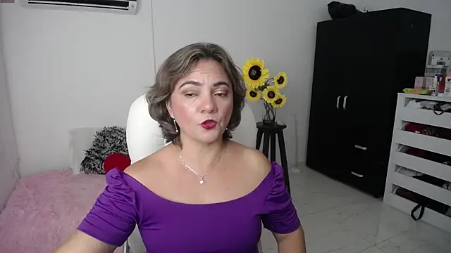 Chiraz hasnaa online show from 02.18.25