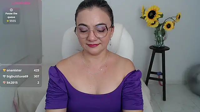 Chiraz hasnaa online show from 10.25.25