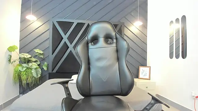 Yeiko Romero  online show from 02.25.25