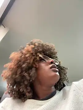 Snapshot of TIFFANYYSTAR chatting on 03.04.25 TIFFANYYSTAR online show from 03.04.25