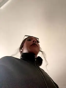 Snapshot of TIFFANYYSTAR chatting on 10.18.25 TIFFANYYSTAR online show from 10.18.25