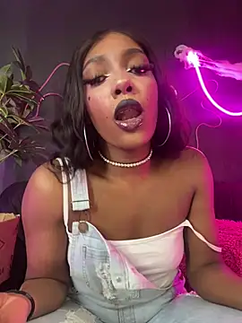 Snapshot of TIFFANYYSTAR chatting on 10.20.25 TIFFANYYSTAR online show from 10.20.25