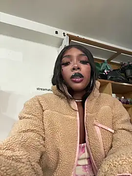 Snapshot of TIFFANYYSTAR chatting on 11.14.25 TIFFANYYSTAR online show from 11.14.25