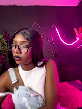 Snapshot of TIFFANYYSTAR chatting on 11.27.25 TIFFANYYSTAR online show from 11.27.25