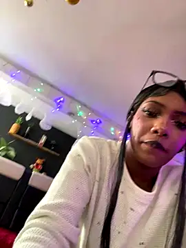 Snapshot of TIFFANYYSTAR chatting on 12.17.25 TIFFANYYSTAR online show from 12.17.25