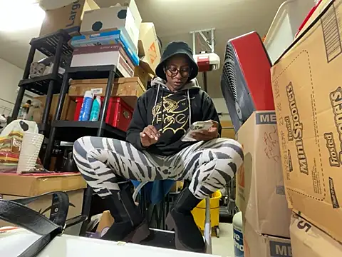 Snapshot of wynterheat chatting on 10.30.25 wynterheat online show from 10.30.25