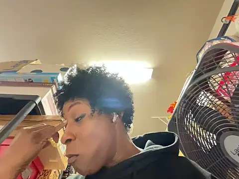 Snapshot of wynterheat chatting on 11.10.25 wynterheat online show from 11.10.25