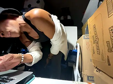 Snapshot of wynterheat chatting on 11.29.25 wynterheat online show from 11.29.25