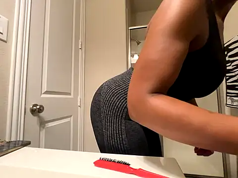 Snapshot of wynterheat chatting on 11.30.25 wynterheat online show from 11.30.25