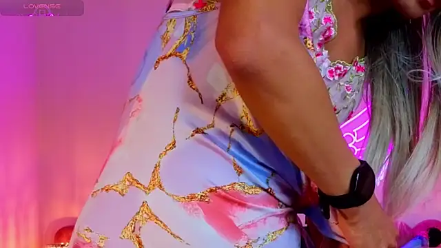  scarletmoore online show from 10.04.25