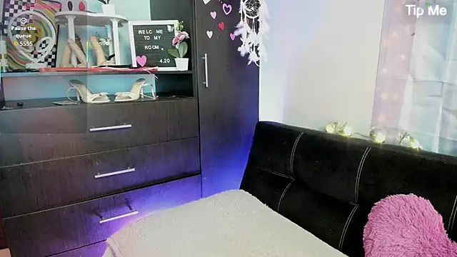 Snapshot of Emilytafur chatting on 11.22.25 Emilytafur online show from 11.22.25