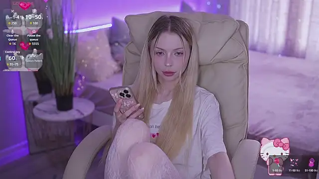 Snapshot of EviStar chatting on 09.19.25 EviStar online show from 09.19.25