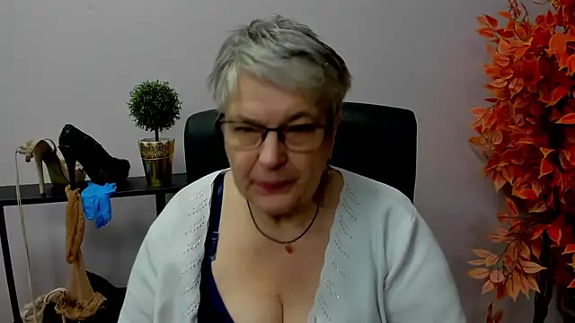 Snapshot of IrisDream chatting on 12.20.24 IrisDream online show from 12.20.24