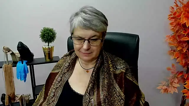 Snapshot of IrisDream chatting on 01.28.25 IrisDream online show from 01.28.25