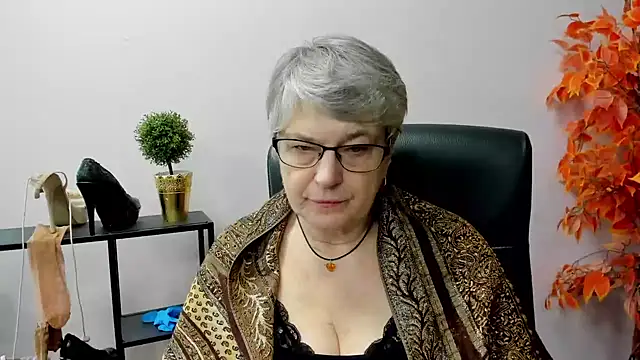 Snapshot of IrisDream chatting on 02.11.25 IrisDream online show from 02.11.25