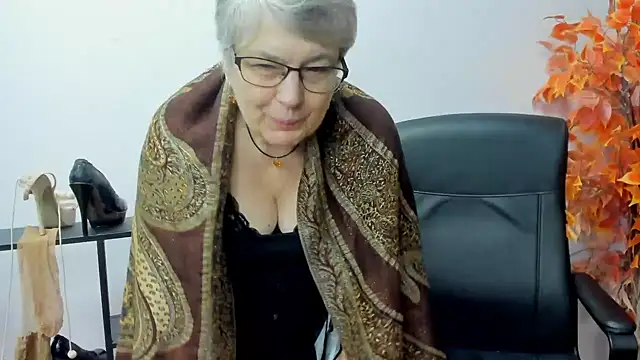 Snapshot of IrisDream chatting on 02.11.25 IrisDream online show from 02.11.25