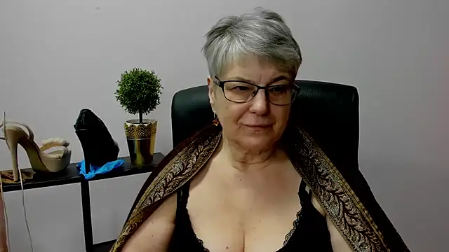 Snapshot of IrisDream chatting on 02.17.25 IrisDream online show from 02.17.25
