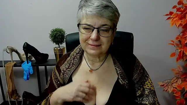 Snapshot of IrisDream chatting on 02.25.25 IrisDream online show from 02.25.25