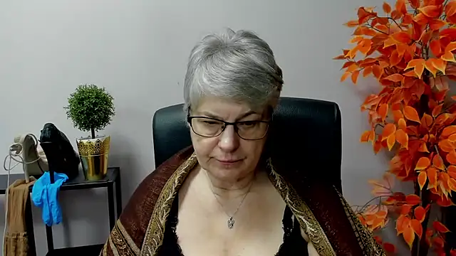 Snapshot of IrisDream chatting on 03.13.25 IrisDream online show from 03.13.25