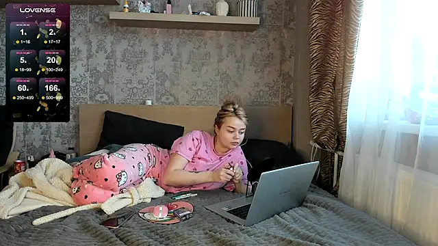 Snapshot of purebeautie13 chatting on 12.30.24 purebeautie13 online show from 12.30.24