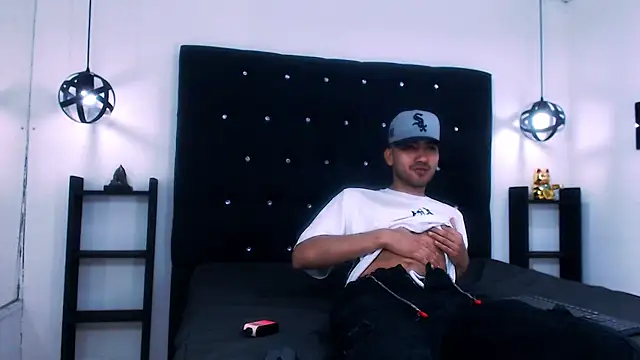 Snapshot of Liam_crox chatting on 12.15.24 Liam crox online show from 12.15.24