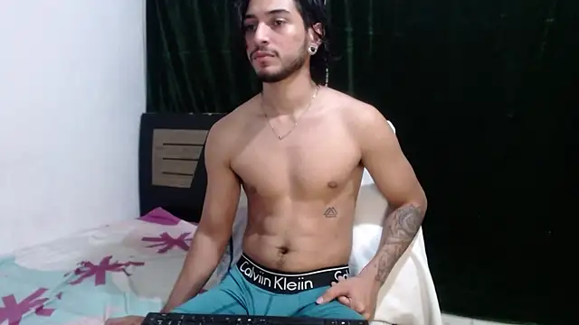 Snapshot of maxximus_100 chatting on 12.21.24 maxximus 100 online show from 12.21.24