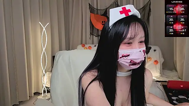 Snapshot of 2hyun chatting on 10.30.25 2hyun online show from 10.30.25