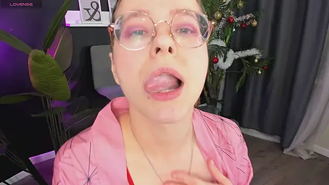 Snapshot of CassieCool chatting on 01.01.25 CassieCool online show from 01.01.25