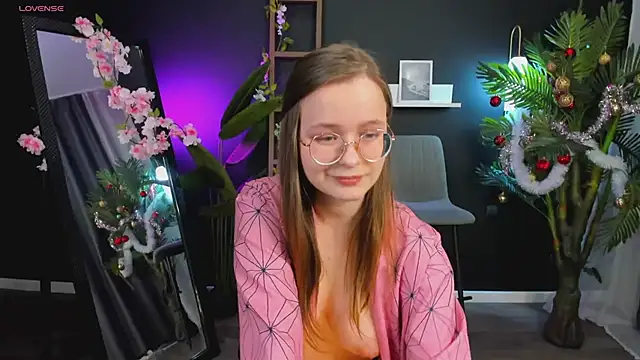 Snapshot of CassieCool chatting on 01.08.25 CassieCool online show from 01.08.25