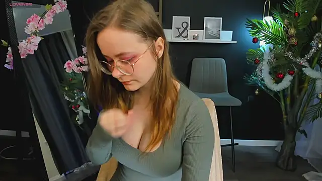 Snapshot of CassieCool chatting on 01.08.25 CassieCool online show from 01.08.25