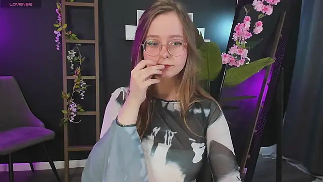 Snapshot of CassieCool chatting on 01.10.25 CassieCool online show from 01.10.25