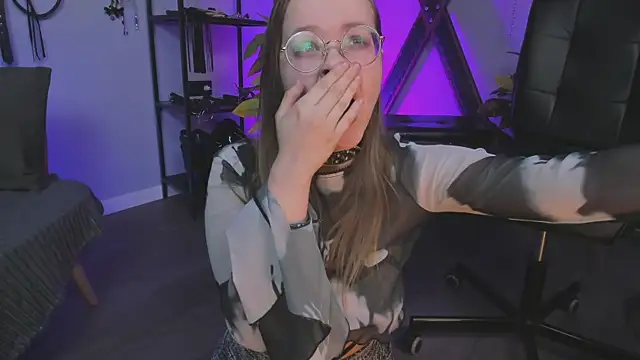 Snapshot of CassieCool chatting on 02.09.25 CassieCool online show from 02.09.25