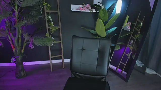 Snapshot of CassieCool chatting on 02.22.25 CassieCool online show from 02.22.25