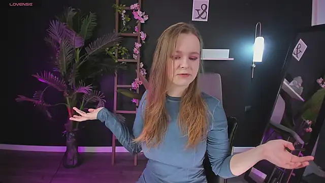 Snapshot of CassieCool chatting on 03.11.25 CassieCool online show from 03.11.25